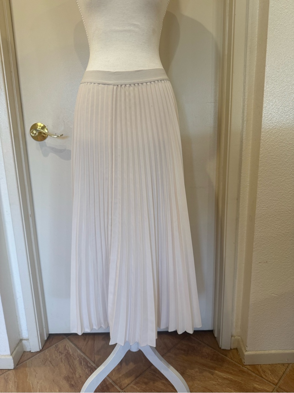 H&M Womenโs Pleaded Mixi Skirt In Ivory Size Medium